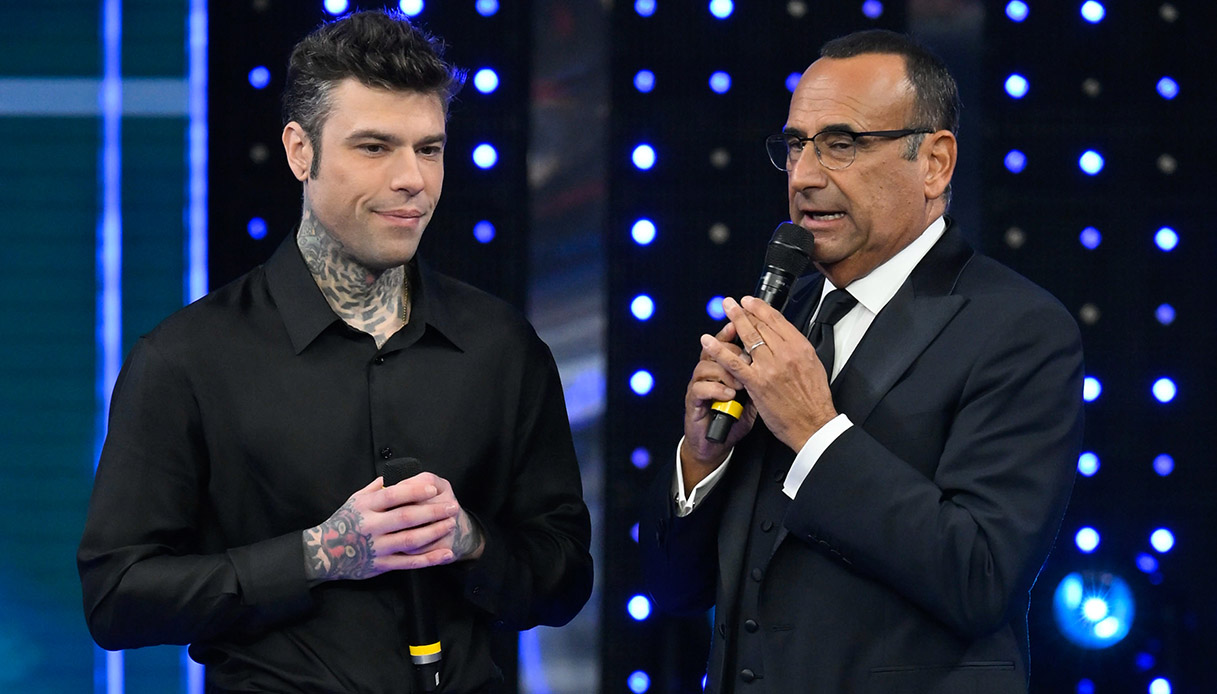 Carlo Conti ha scoperto che Fedez è indagato, tensione coi giornalisti a Sanremo 2025 sui casi ultras e Iovino