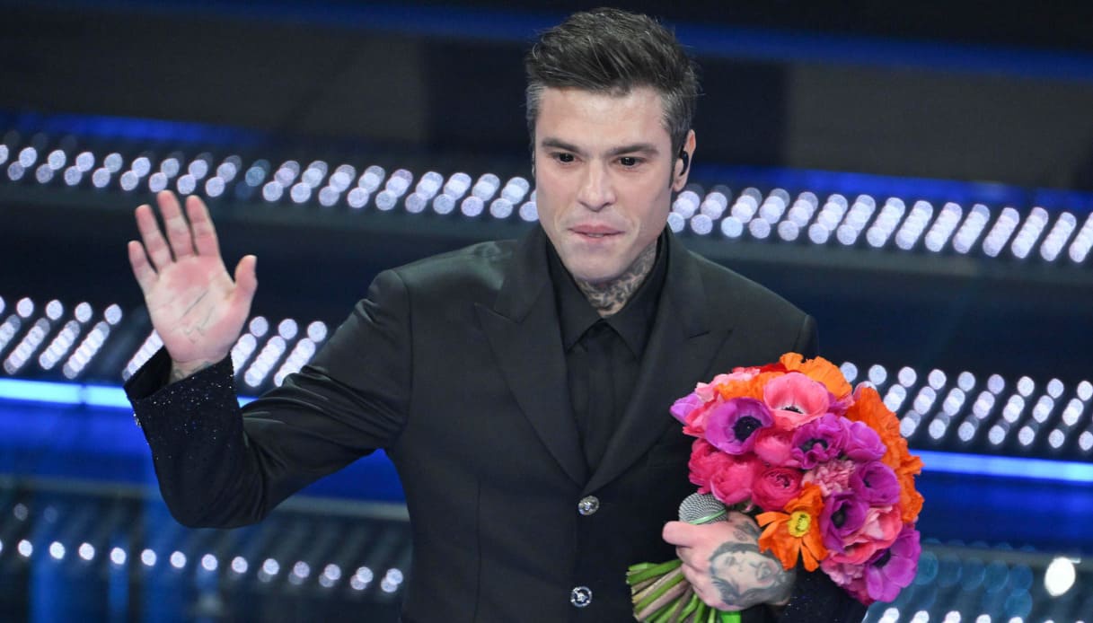 Fedez a Sanremo da indagato nell