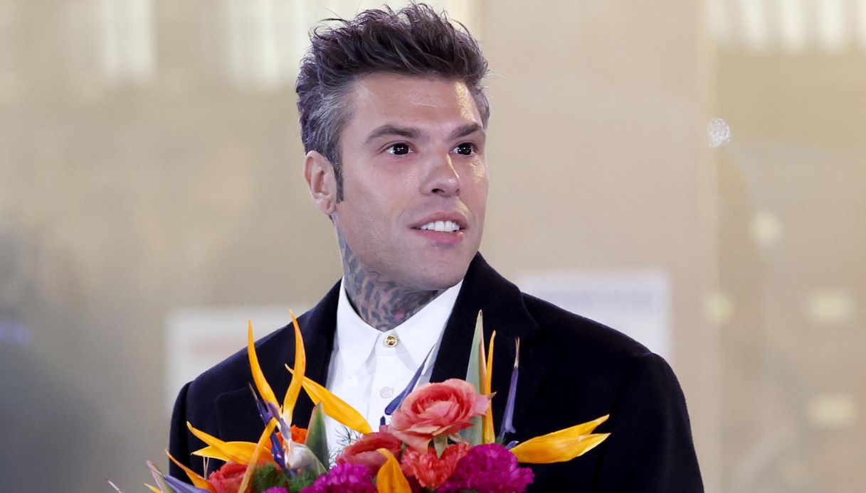 Fedez alla sfilata dei cantanti a Sanremo 2025 preoccupa i social, il dettaglio sugli occhi: "Non sta bene"