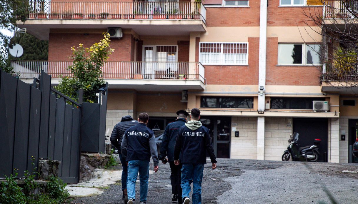 Femminicidio a Rufina vicino Firenze, uccide la compagna e si lancia dalla finestra: l