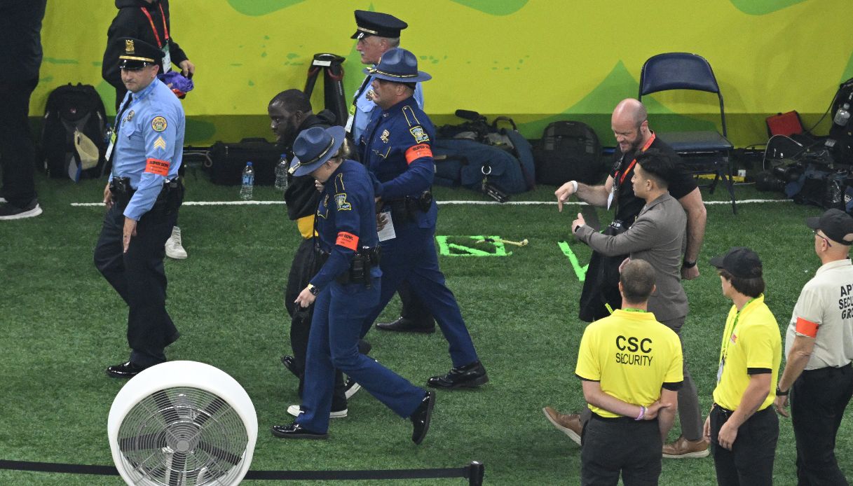 Manifestante al Super Bowl