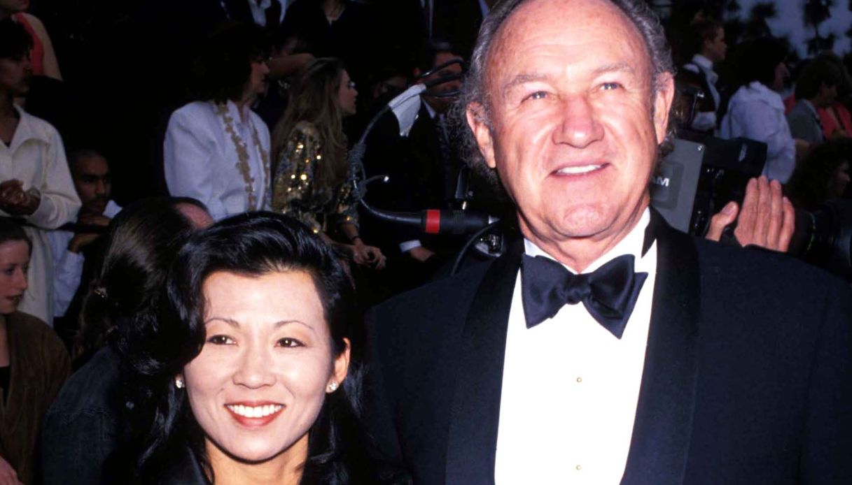 Cosa sappiamo su Gene Hackman e la moglie Betsy Arakawa, trovati morti in casa: l'attore aveva vinto due Oscar