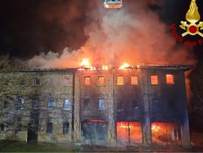 Incendio alla H-Farm di Roncade a Treviso, fiamme devastano l'edificio. Il fondatore: 