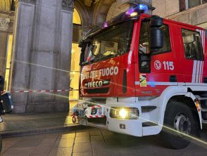 Incendio nel negozio H&M di piazza Duomo a Milano, paura per impiegati e clienti evacuati in strada