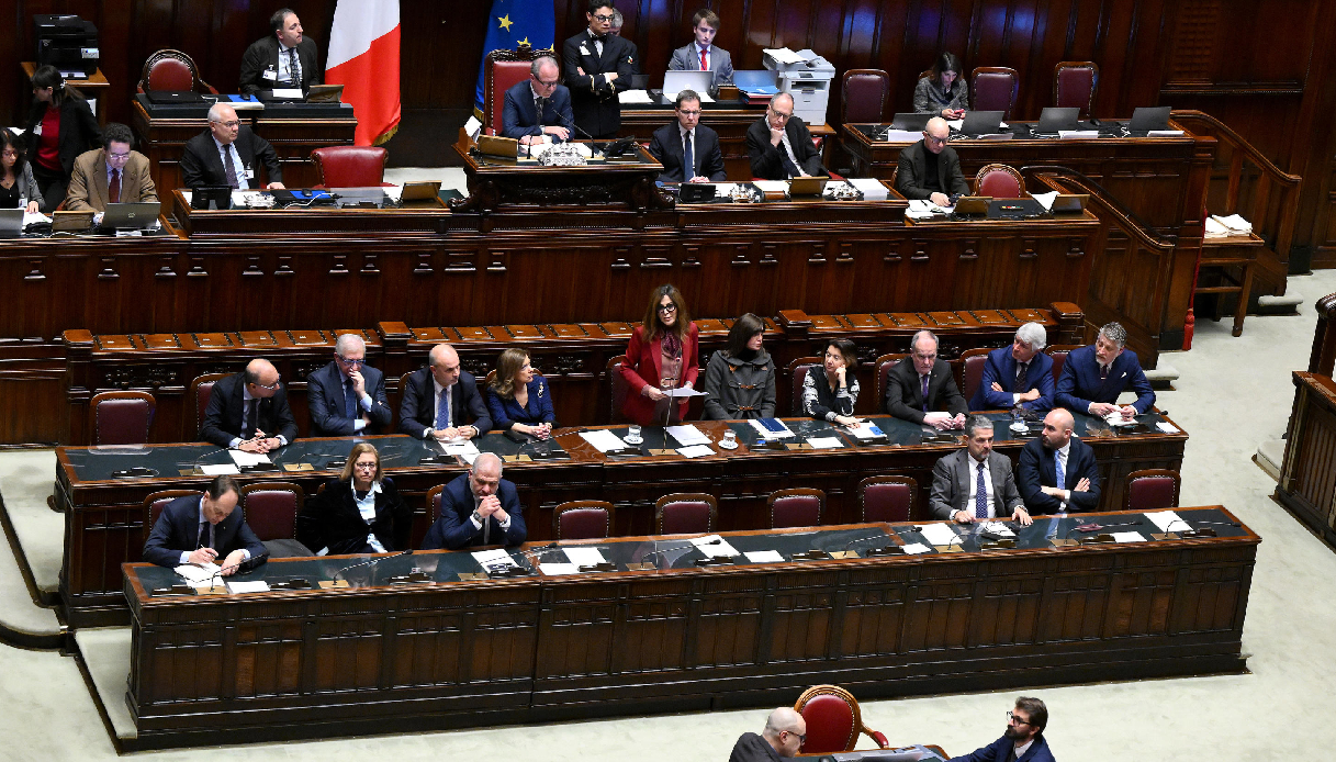 Daniela Santanchè si difende dalla mozione di sfiducia, le parole del ministro fanno infuriare l'opposizione