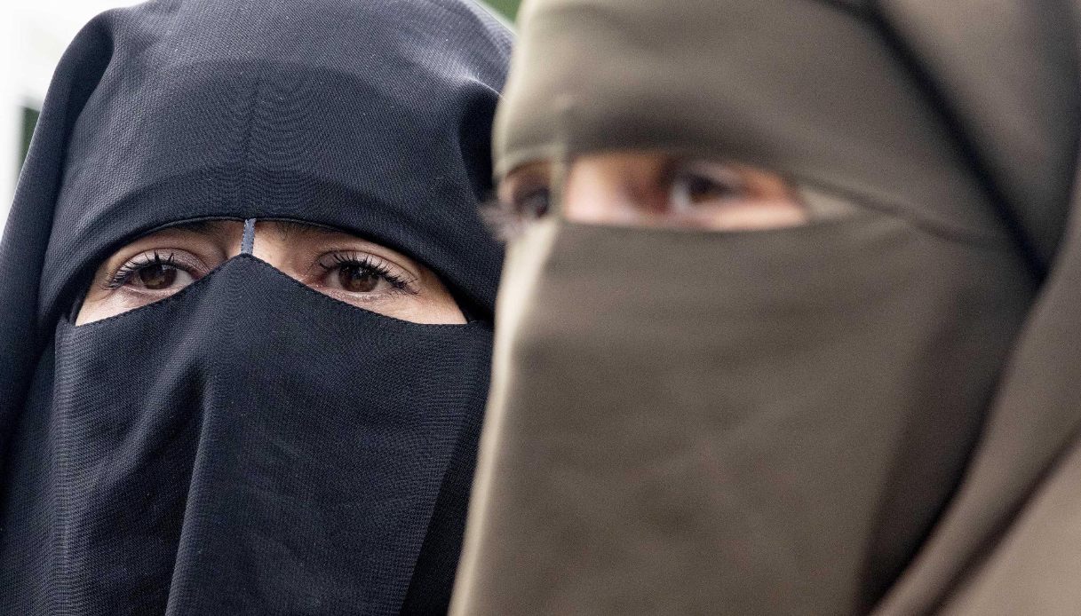 https://wips.plug.it/cips/notizie.virgilio.it/cms/2025/02/niqab-scuola-monfalcone.jpg