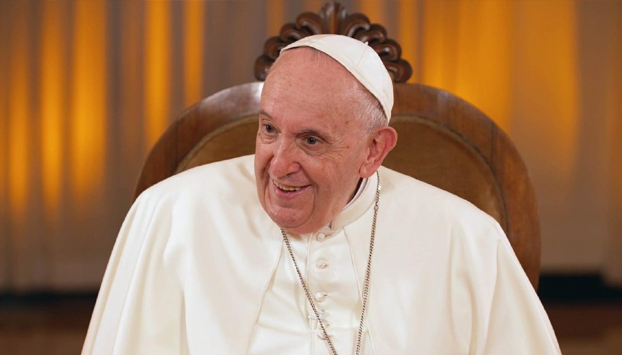 Papa Francesco seduto