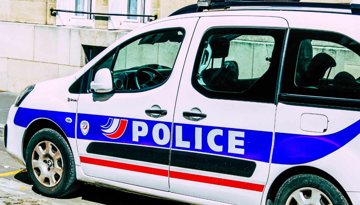 https://wips.plug.it/cips/notizie.virgilio.it/cms/2025/02/polizia-francia.jpg