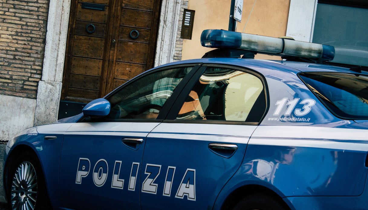 Stacca un dito alla poliziotta con un morso a San Benedetto del Tronto: era salito sul treno senza biglietto