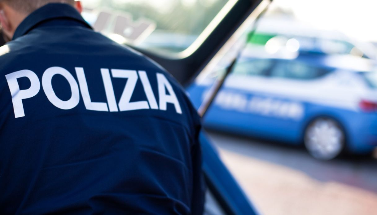 Poliziotti presi a martellate sull