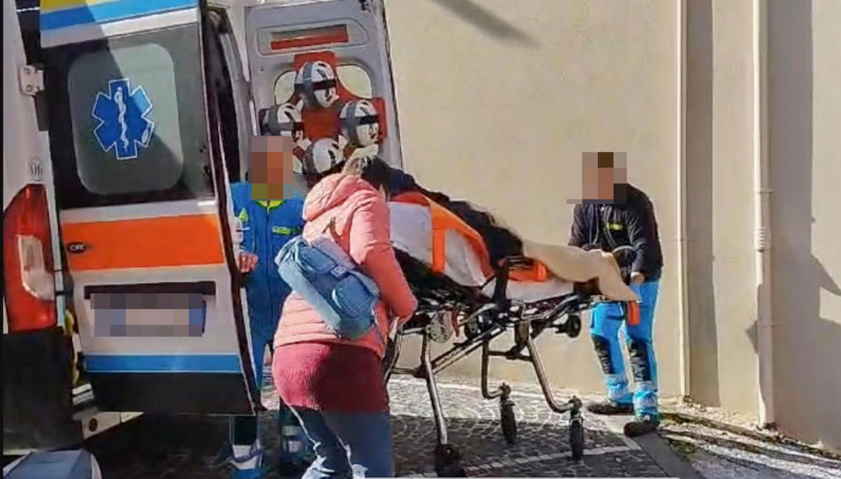 In ambulanza alle Poste di Casola per ricevere il Reddito di inclusione, è polemica: "Rispettate le norme"