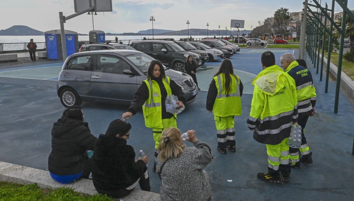 https://wips.plug.it/cips/notizie.virgilio.it/cms/2025/02/pozzuoli-sciame-sismico.jpg