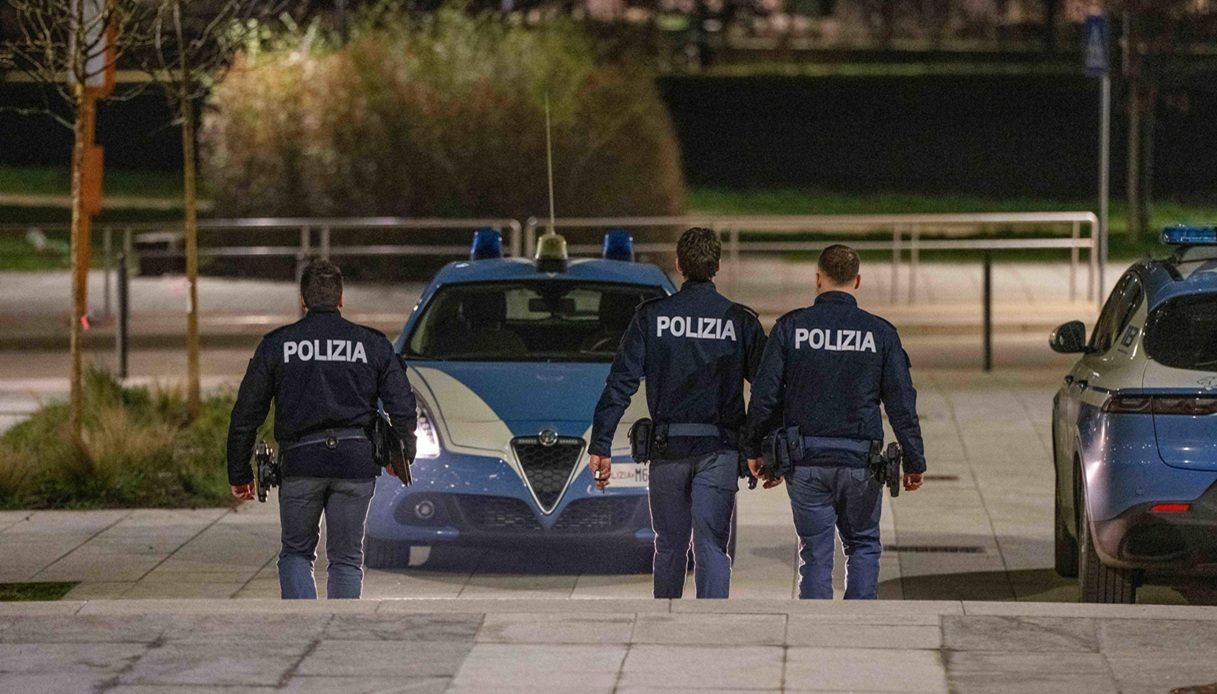 Rapina in via Pasolini a Milano, dimesso il 19enne accoltellato fuori dal centro commerciale: caccia al branco