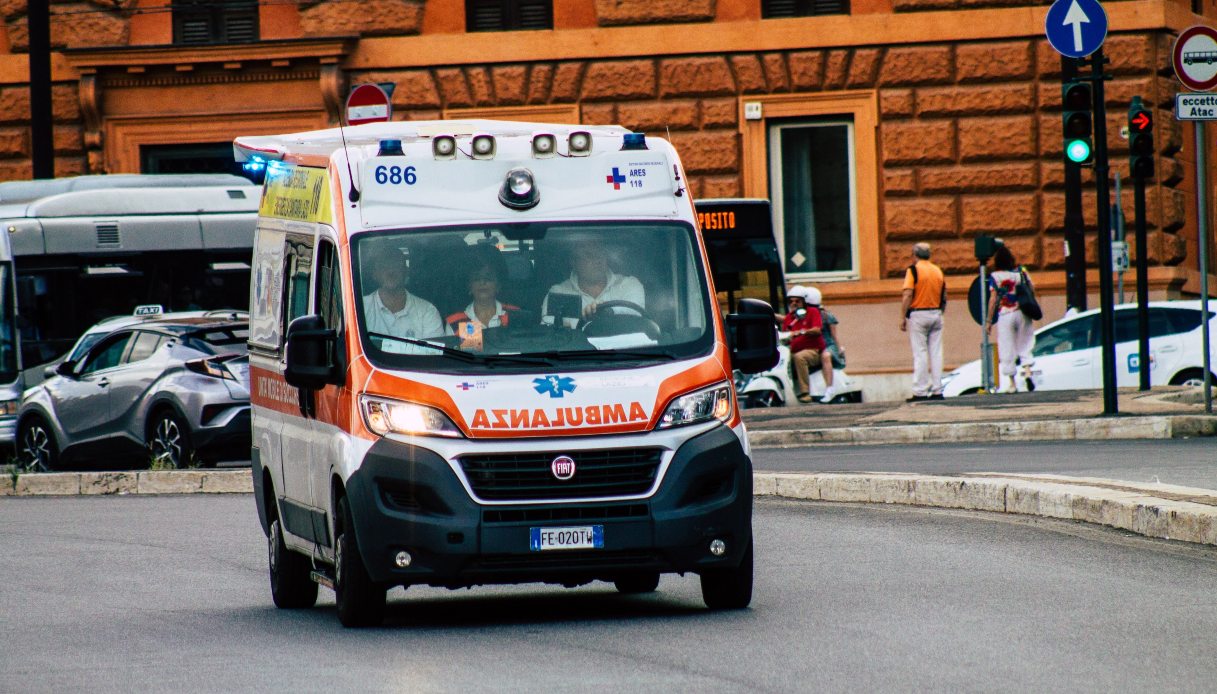 Cade dalla finestra della scuola Buzzi di Prato prima delle lezioni: studente 18enne in ospedale d