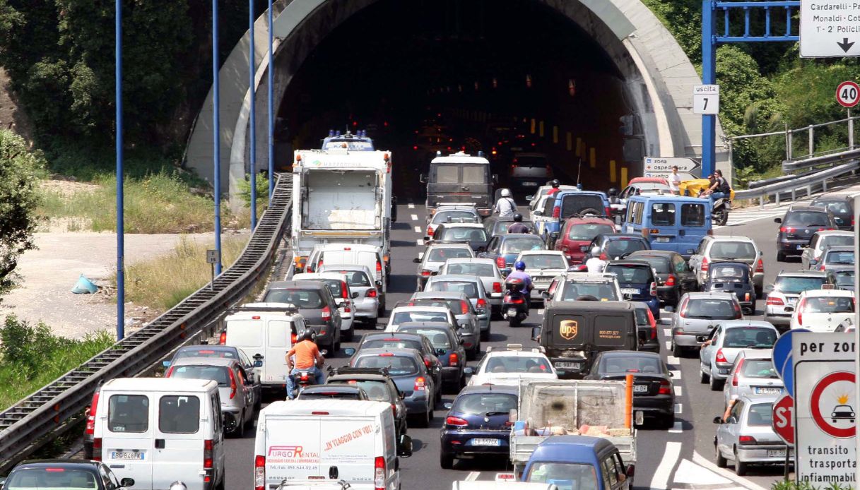 Tangenziale di Napoli paralizzata da un doppio incidente, tamponamento a catena verso Capodichino