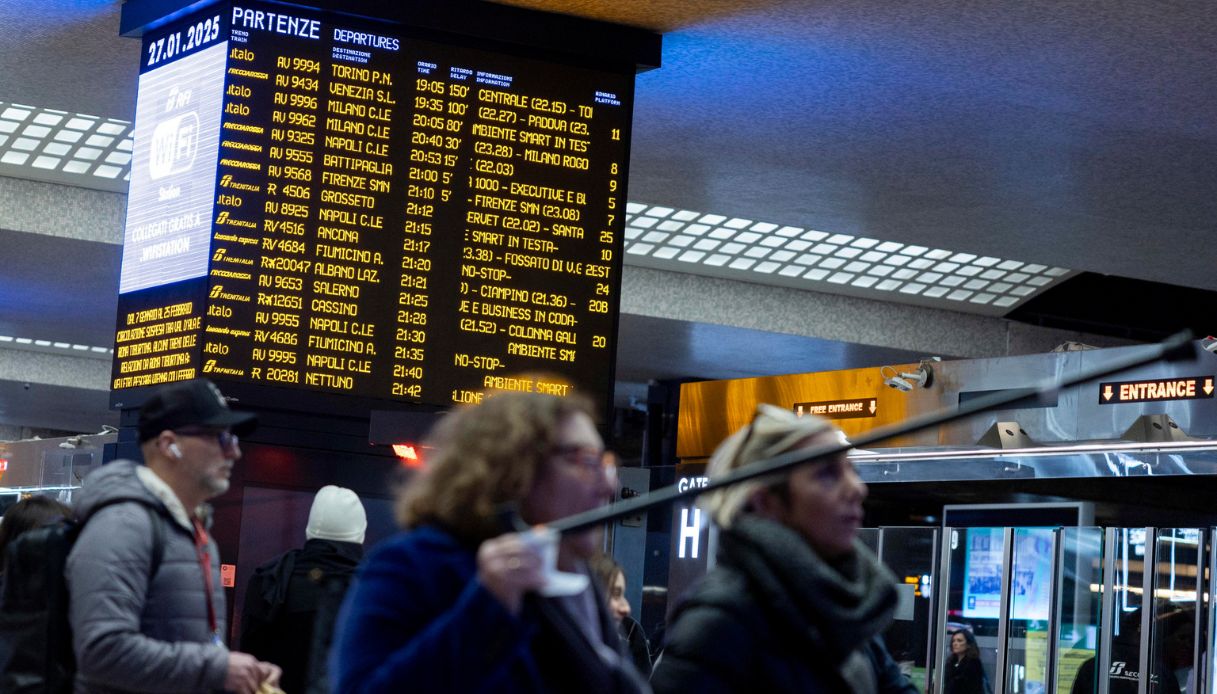 Treni in tilt sulla linea Roma Cassino, ritardi fino a due ore per un guasto tecnico: esplode la rabbia