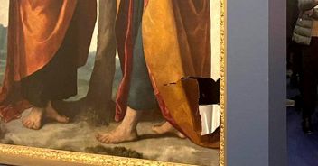 turista-squarcia-quadro-brescia