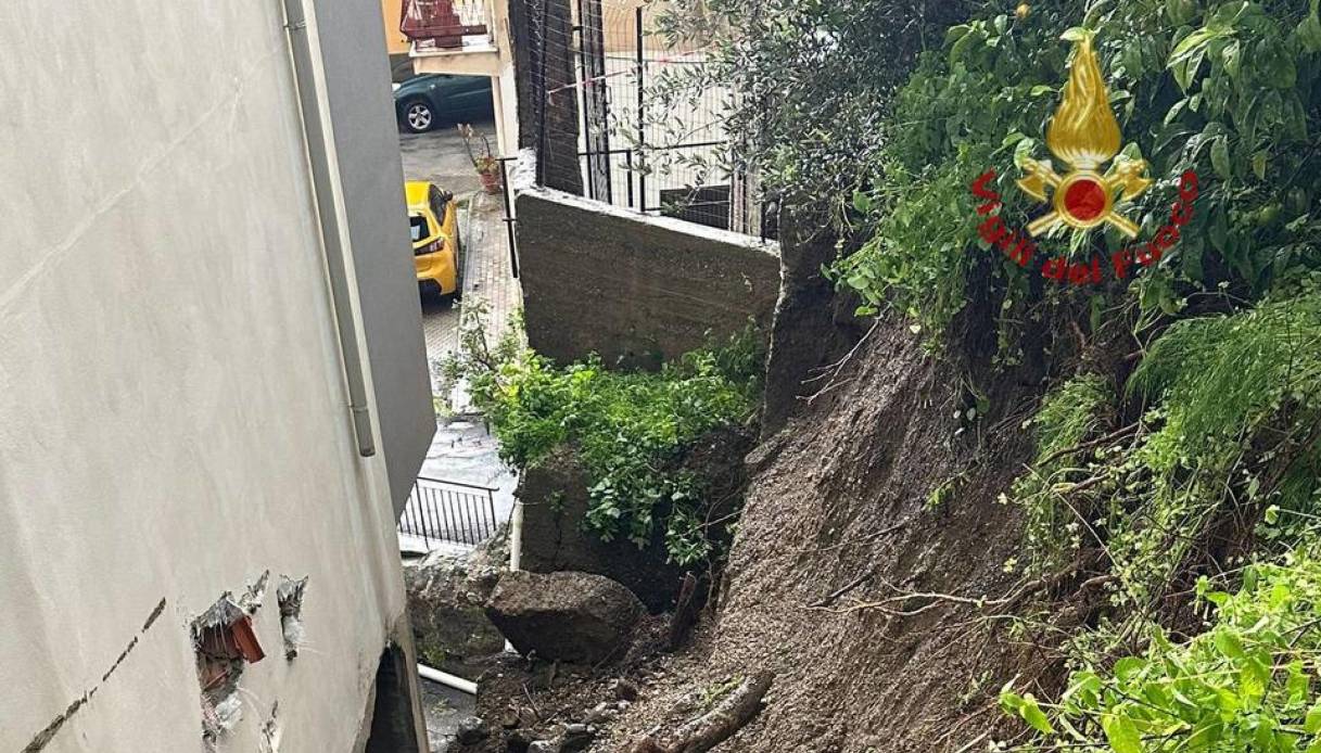 Inondazioni in Sicilia e torrente straripato a Messina, in località Zafferia abitanti bloccati nelle case