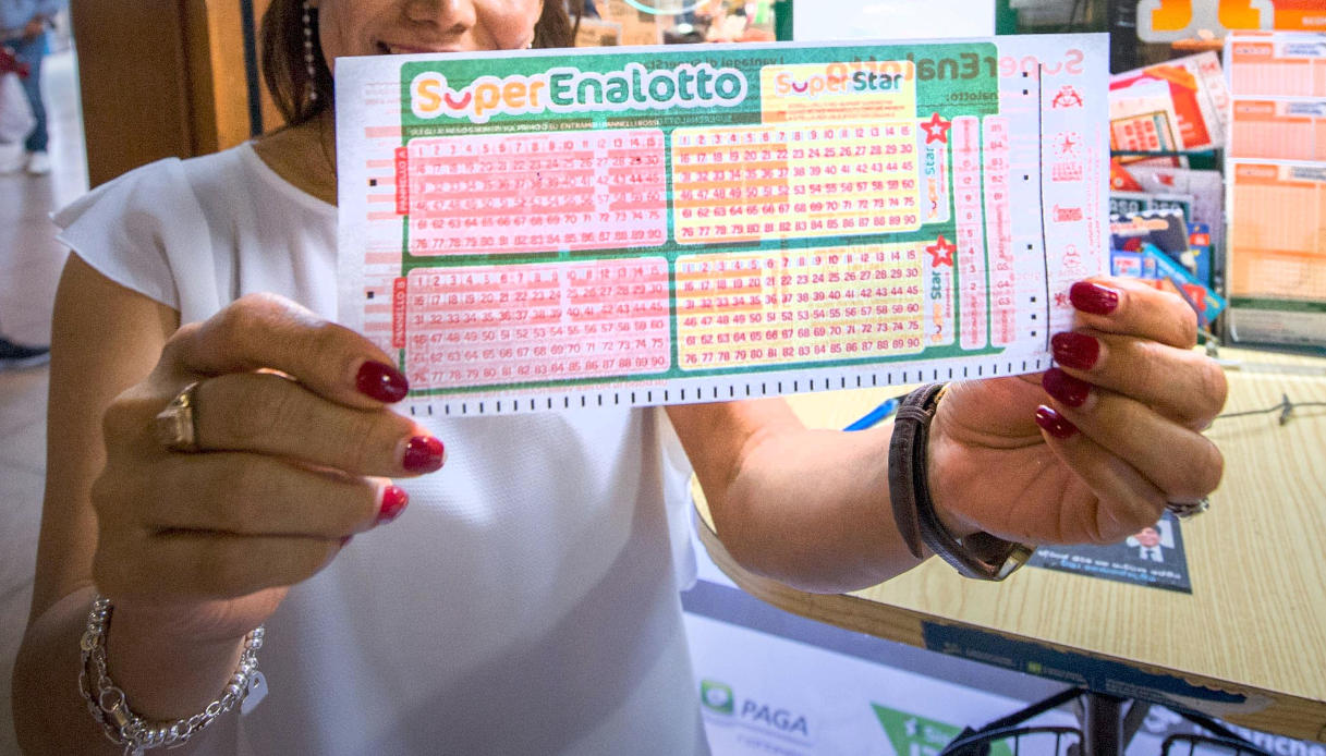 Centrato il 6 al Superenalotto e montepremi da 88 milioni a Roma