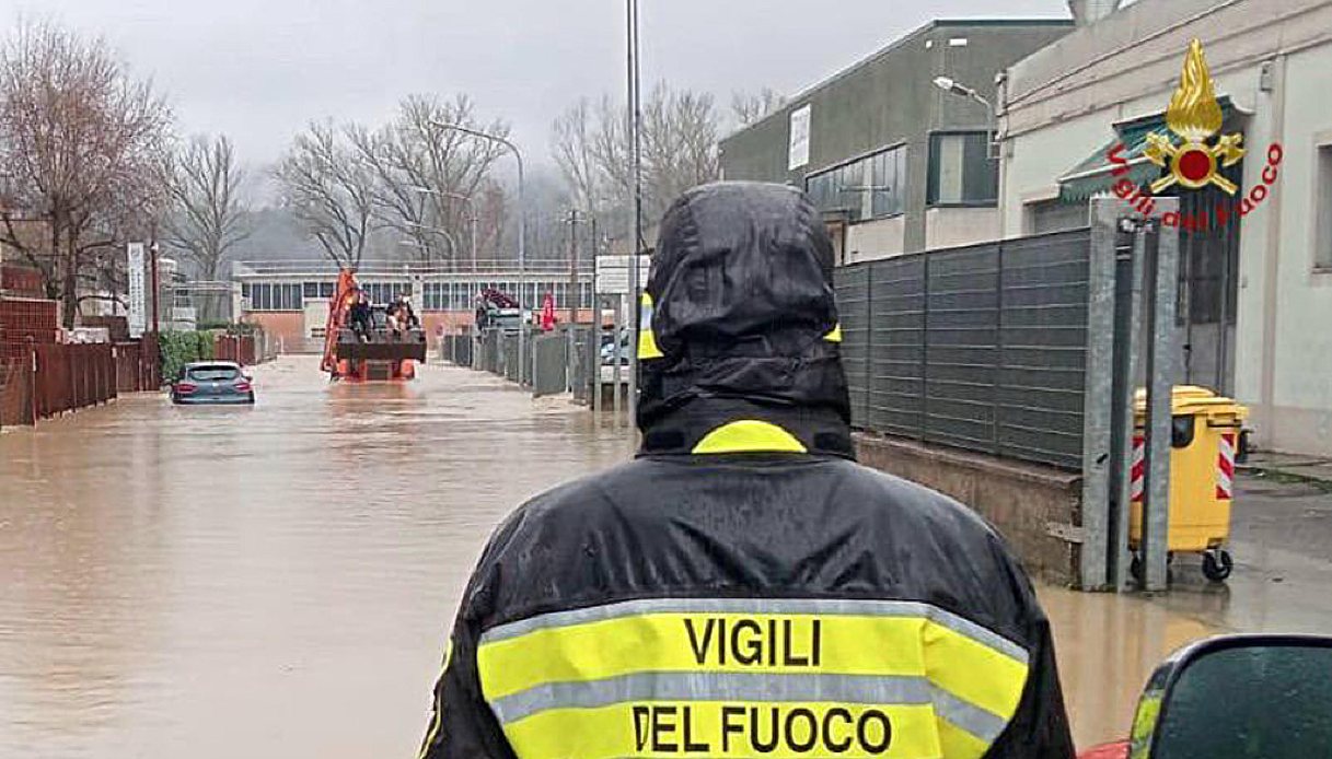 Allerta meteo prorogata in Toscana, livello arancione fino a domenica 24: frane ed evacuazione zone isolate