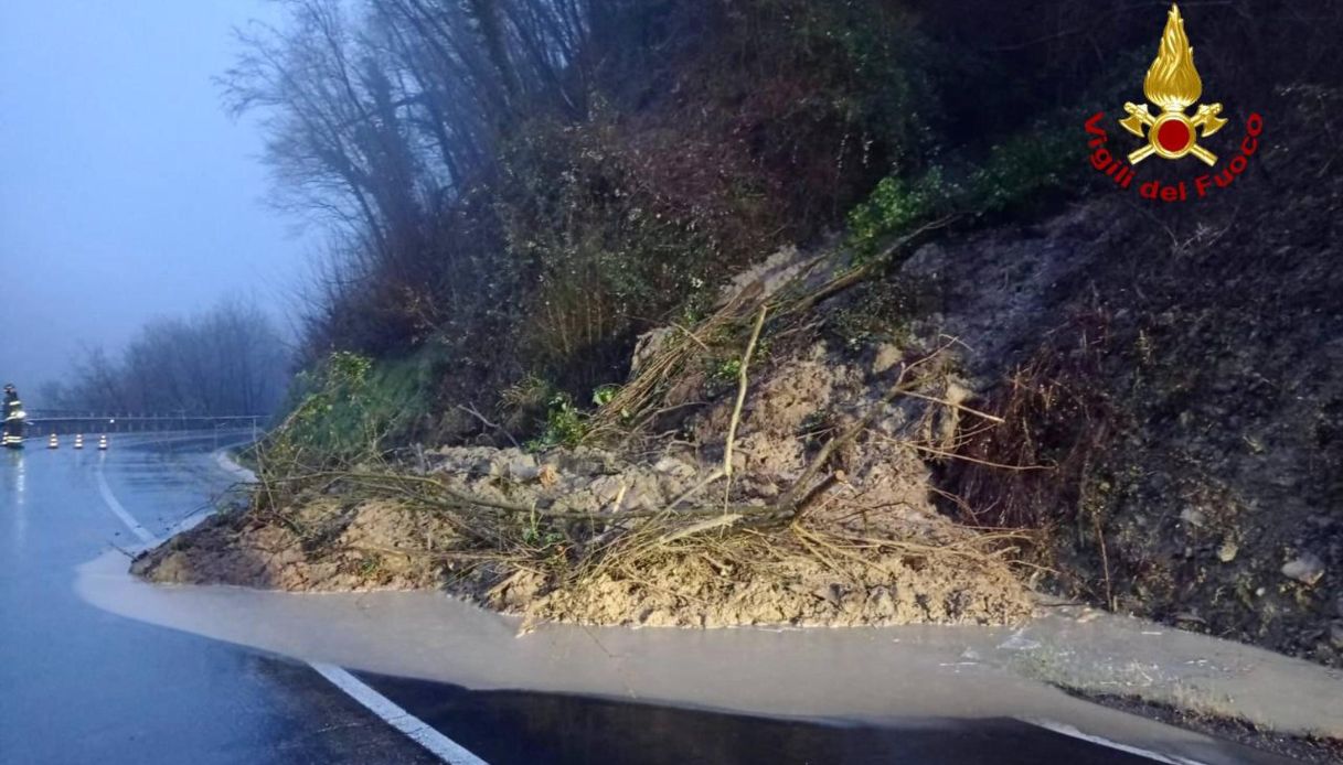 Allerta meteo in Emilia Romagna e Toscana, rischio frane e allagamenti: preoccupa la piena di fiumi e torrenti