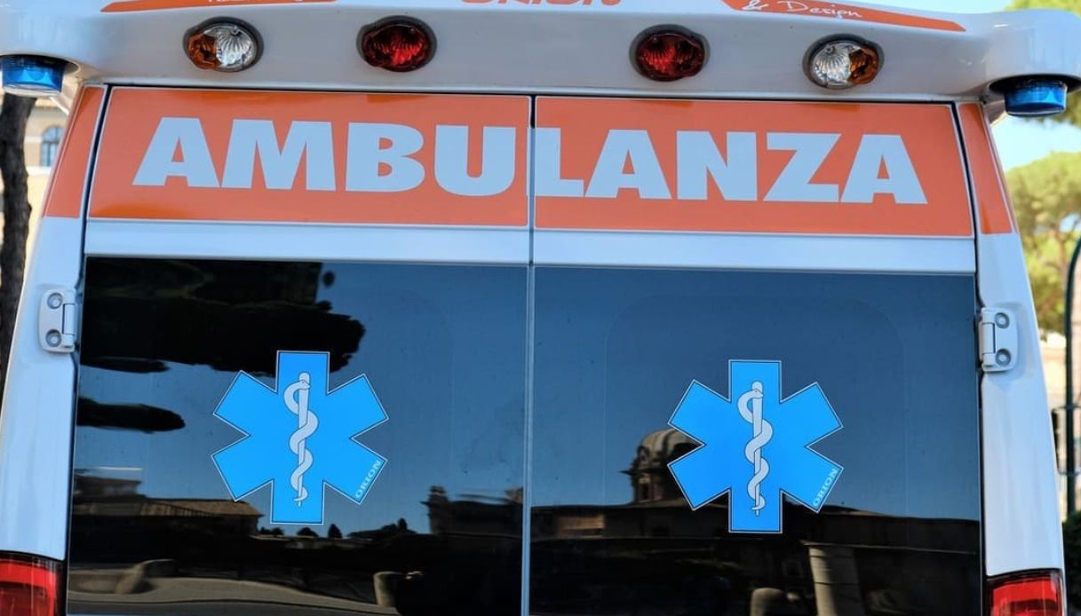 https://wips.plug.it/cips/notizie.virgilio.it/cms/2025/03/ambulanza-napoli-luigi-martusciello.jpg