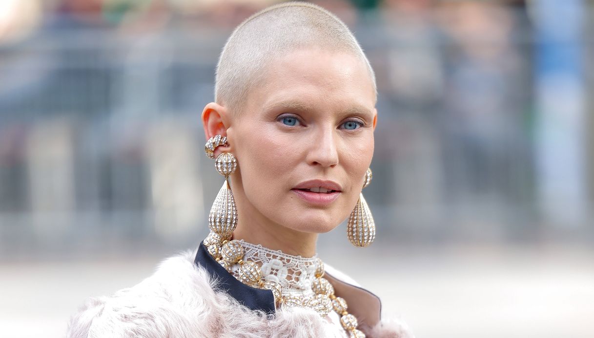 Bianca Balti racconta il tumore, la gioia per i capelli che ricrescono e la nuova cura con gli inibitori PARP