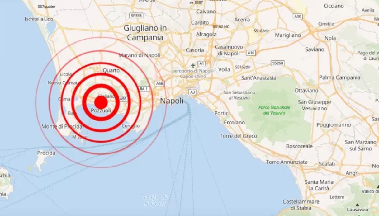 Forte scossa di terremoto ai Campi Flegrei, magnitudo 4.4 causa crollo a Pozzuoli e feriti: scuole chiuse