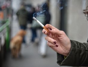 Divieto di fumare le sigarette nel centro storico di Roma, la Capitale segue l’esempio di Milano