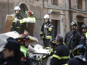 Palazzina crollata a Monteverde dopo l'esplosione, le immagini dei soccorsi tra le macerie
