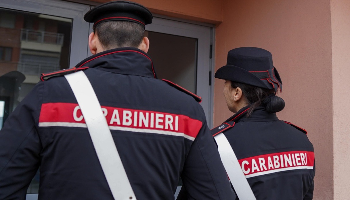 https://wips.plug.it/cips/notizie.virgilio.it/cms/2025/03/ercolano-carabinieri.jpg