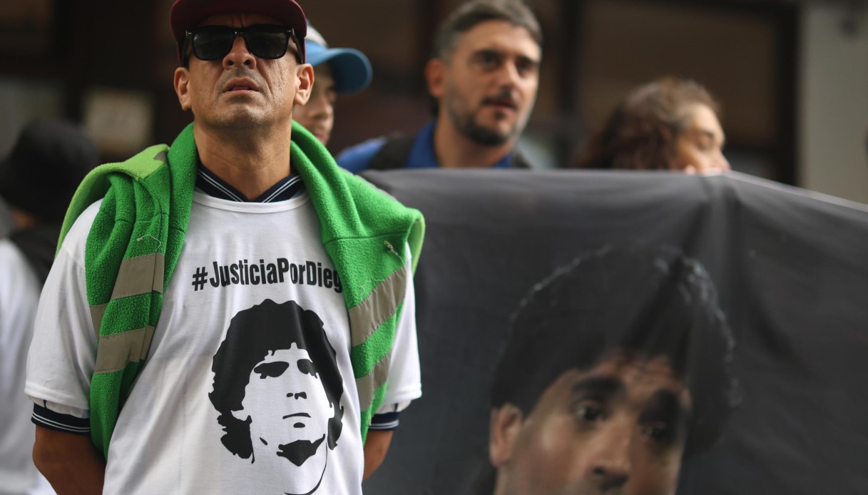 https://wips.plug.it/cips/notizie.virgilio.it/cms/2025/03/foto-processo-maradona.jpg