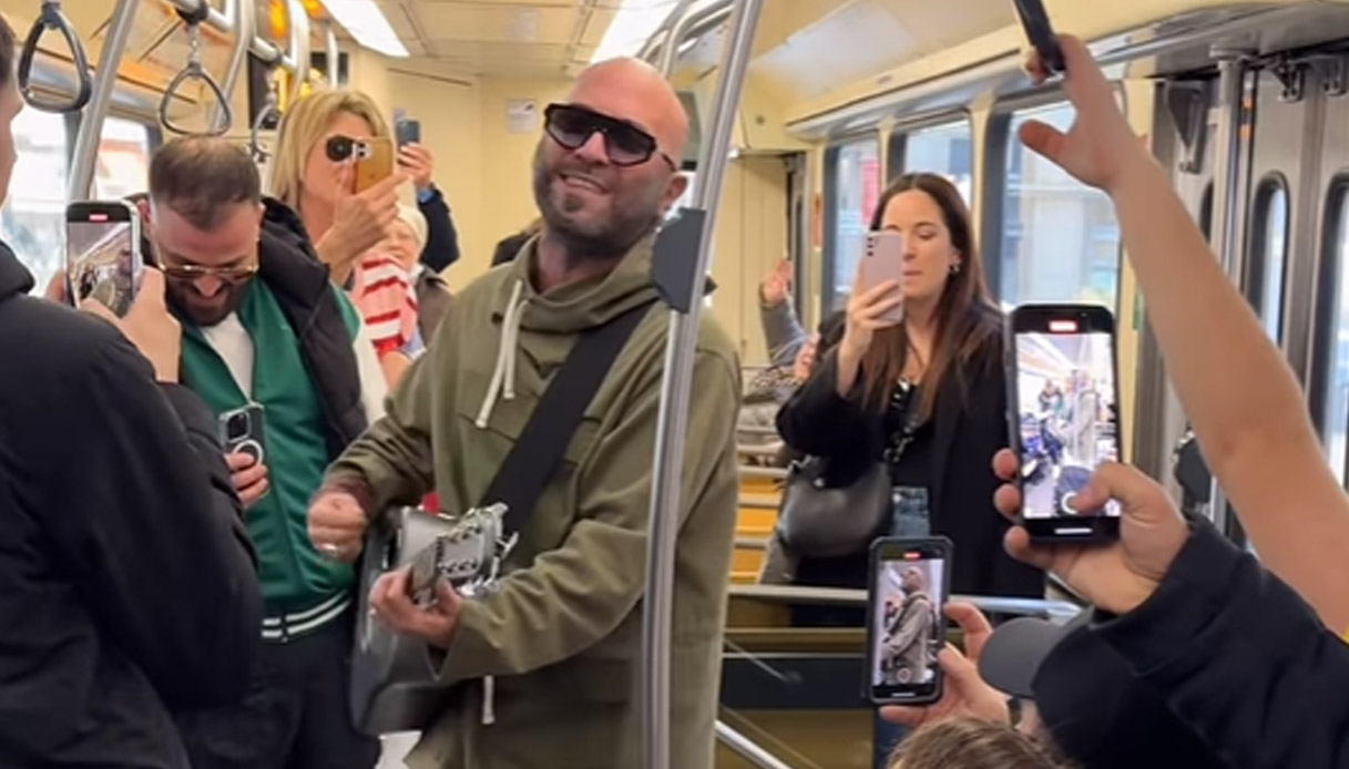 Il video di Giuliano Sangiorgi dei Negramaro che canta sul tram a Milano: perché ha scelto proprio il 16