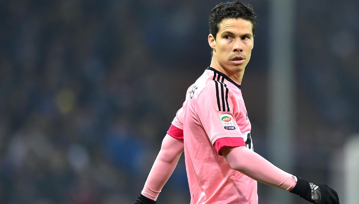 https://wips.plug.it/cips/notizie.virgilio.it/cms/2025/03/hernanes-bibbia-sigarette.jpg