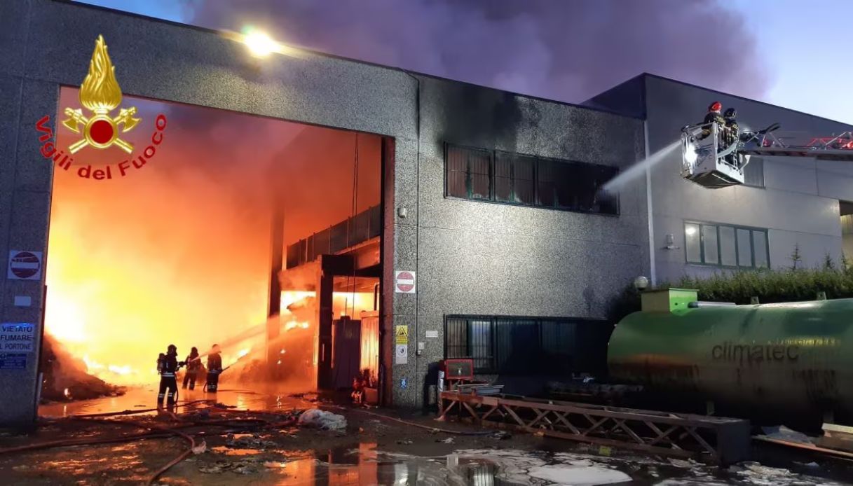 https://wips.plug.it/cips/notizie.virgilio.it/cms/2025/03/incendio-buccinasco-milano-piattaforma-a2a.jpg