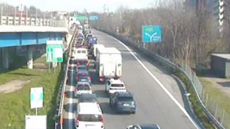 Incidente sull'A4 a Cormano tra un bus con classe in gita e un tir ...