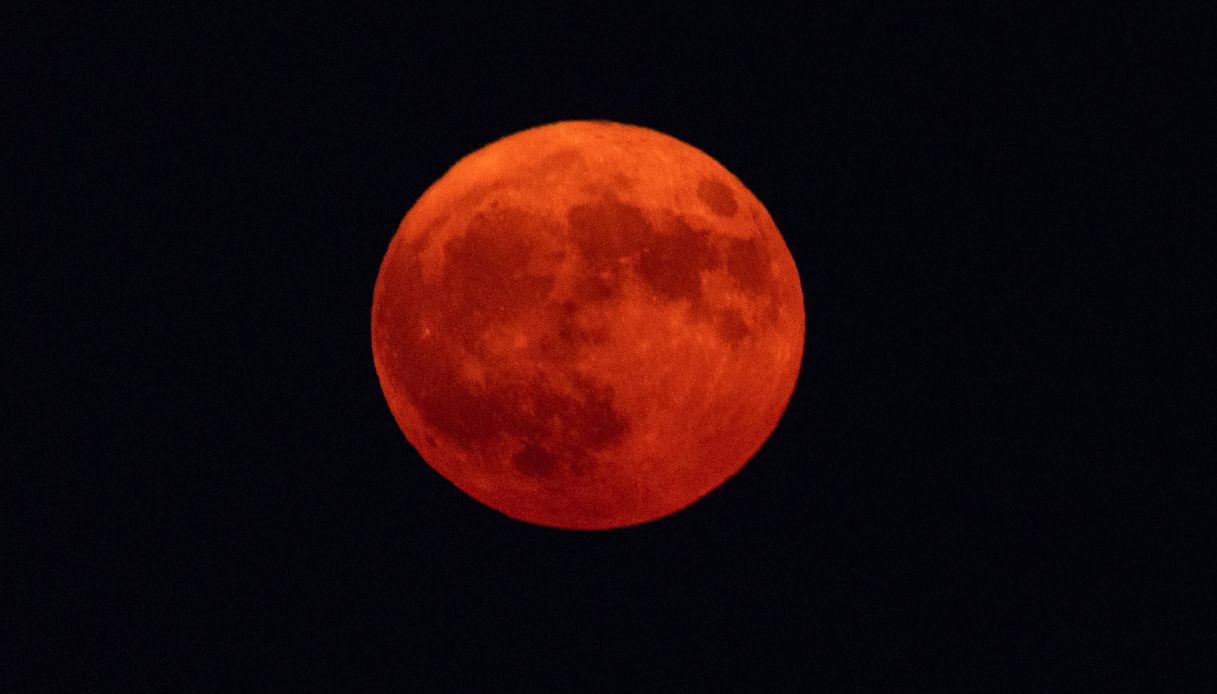 Luna rosso sangue per l'eclissi del 14 marzo 2025, quando vederla e il perché del colore del fenomeno