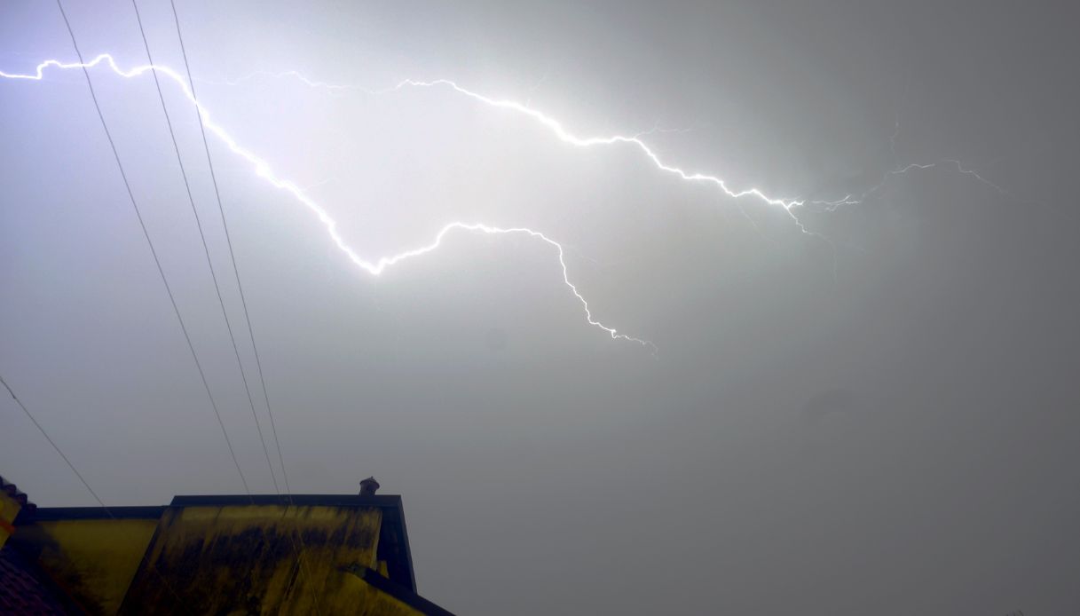 Cambia il meteo: in arrivo forti temporali e nubifragi su mezza Italia e neve anche a bassa quota, ecco dove