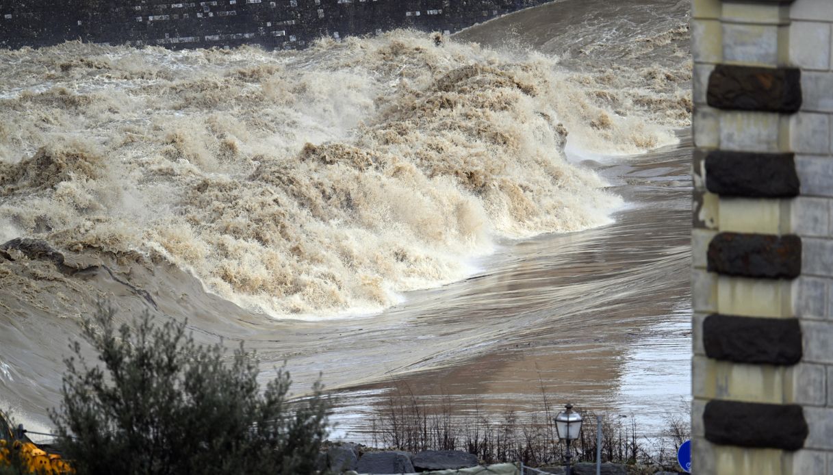 Maltempo in Toscana, la superstrada FiPiLi diventa un fiume. Si contano 100 milioni di danni nella Regione