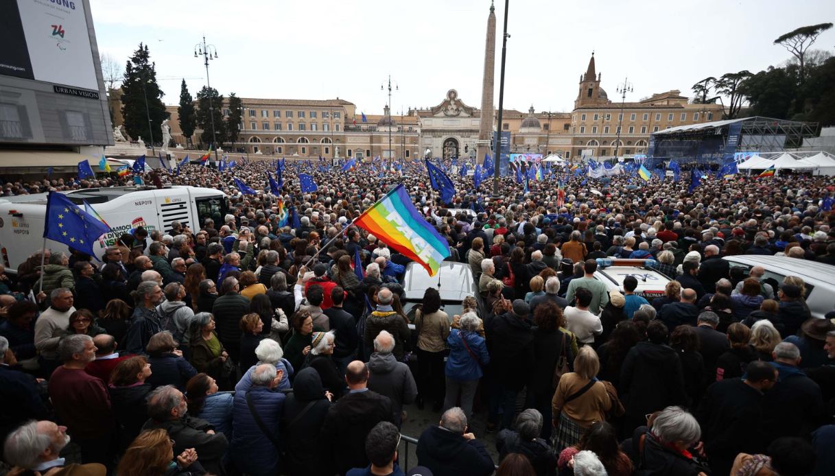 https://wips.plug.it/cips/notizie.virgilio.it/cms/2025/03/manifestazione-europa-roma-michele-serra-piazza-del-popolo-1.jpg