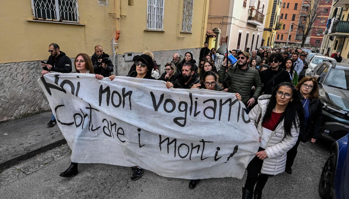 https://wips.plug.it/cips/notizie.virgilio.it/cms/2025/03/napoli-terremoto-scuole-protesta-1.jpg