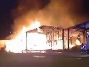 Incendio all'Ortomercato di Milano, le fiamme fanno crollare il tetto di un edificio: il video del rogo