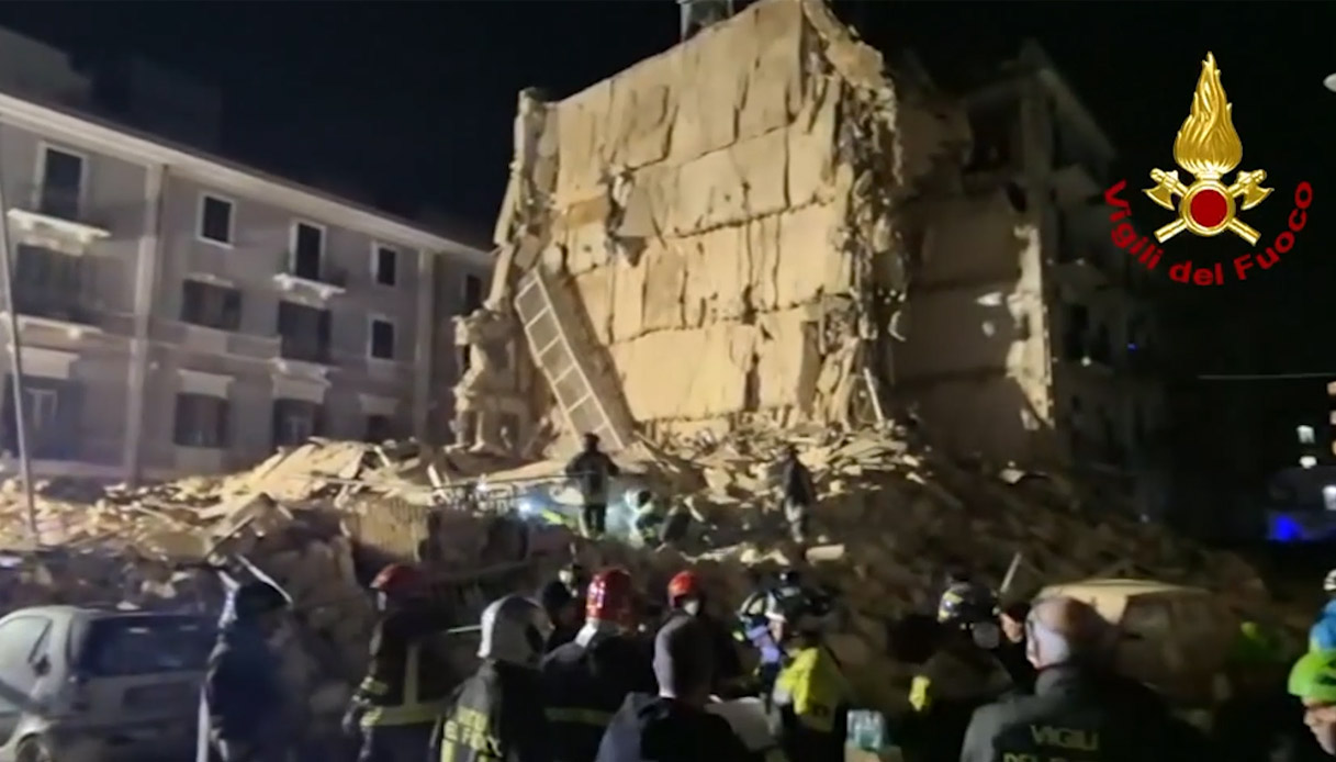 Crollo di un palazzo a Bari, dispersa Rosalia De Giosa: si sente il suo ...