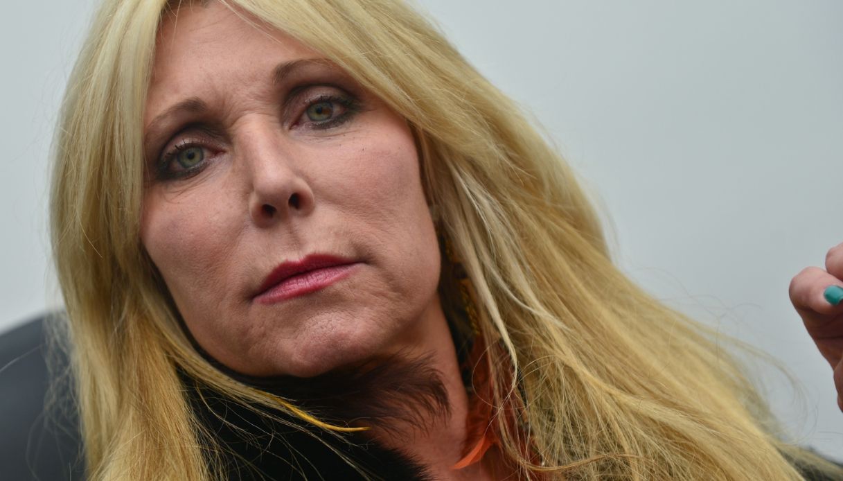 Morta Pamela Bach ex moglie di David Hasselhoff, attrice di Supercar trovata in casa: ipotesi suicidio