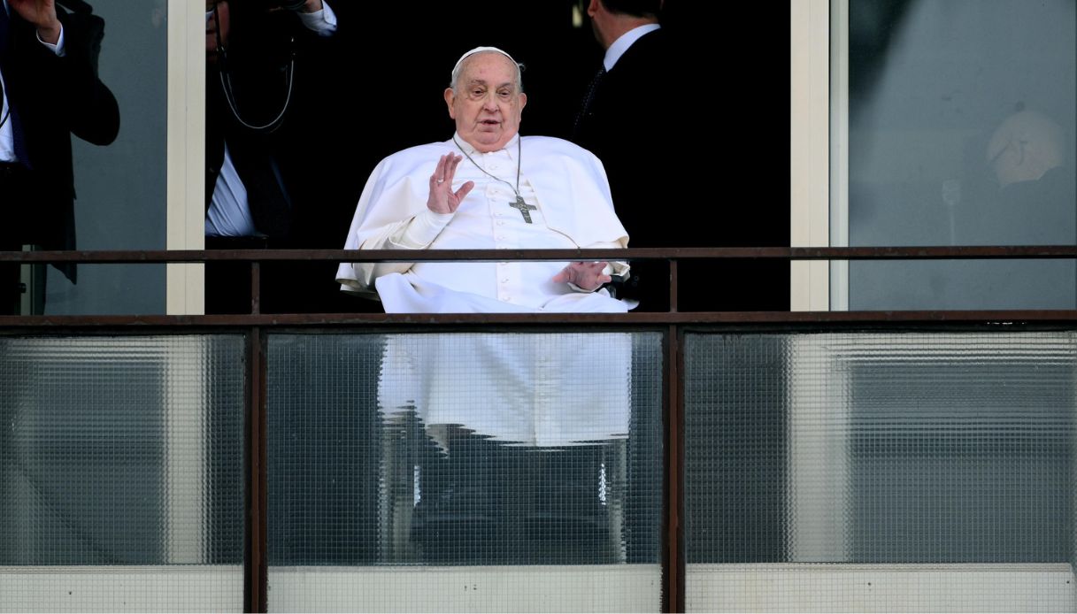 Papa Francesco lascia il Gemelli dopo le dimissioni, il saluto e il viaggio verso il Vaticano