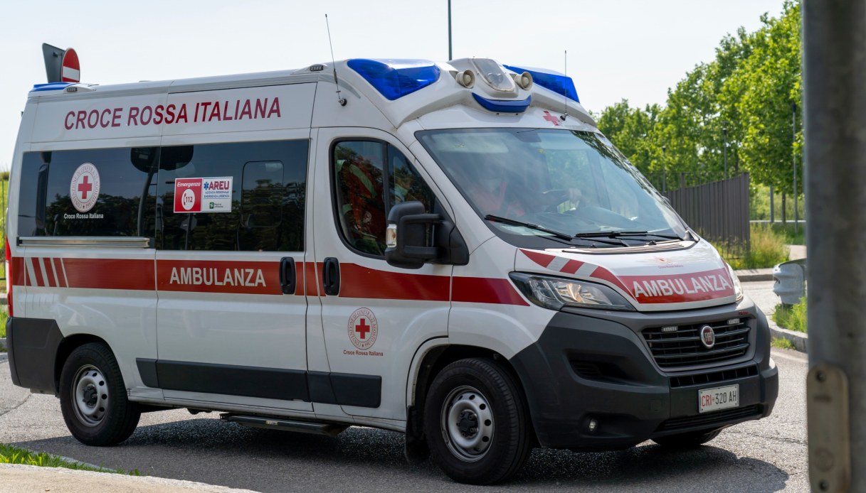 Serie di malori in chiesa durante una messa nel Pavese, 20 fedeli anziani soccorsi dalle ambulanze