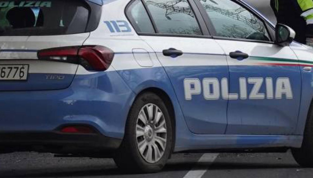 Consegna una pizza e tenta di violentare la cliente 18enne, fattorino arrestato a Milano