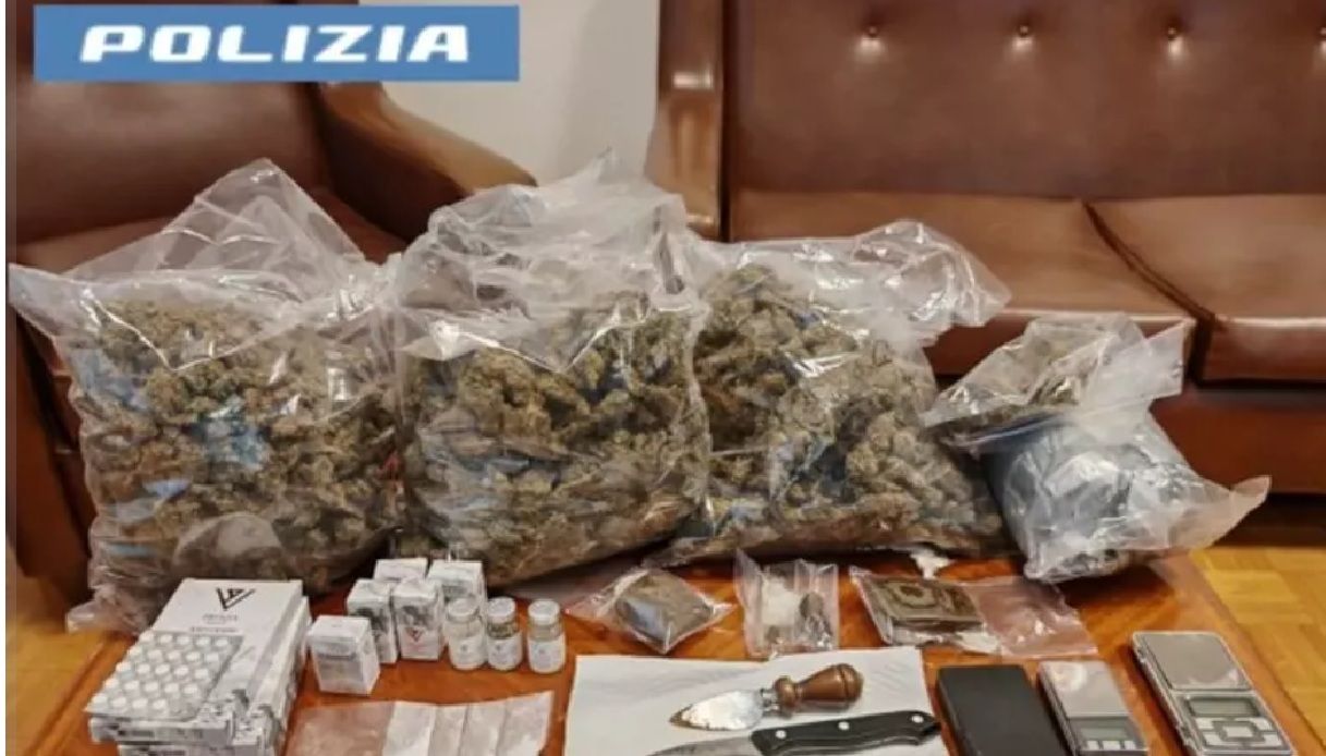 https://wips.plug.it/cips/notizie.virgilio.it/cms/2025/03/polizia-bolzano-droga.jpg