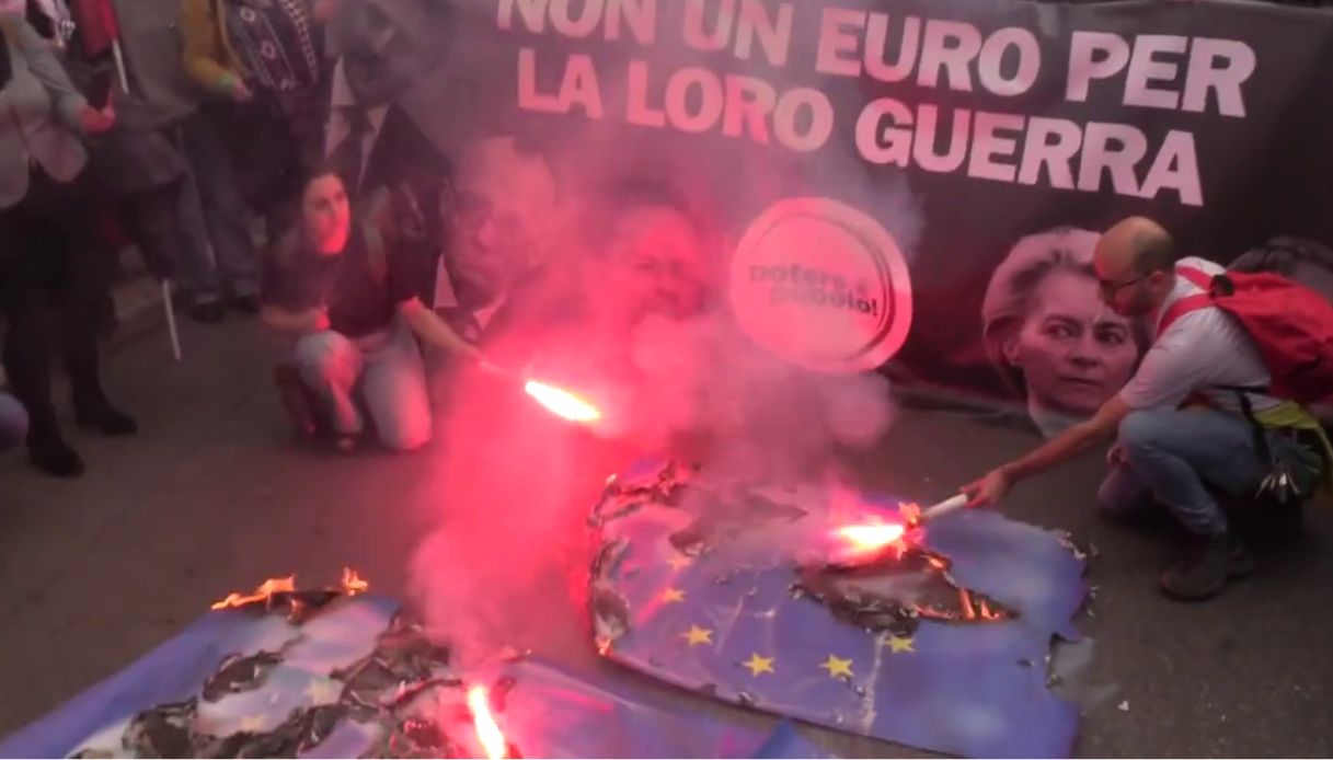 https://wips.plug.it/cips/notizie.virgilio.it/cms/2025/03/potere-al-popolo-manifestazione-roma-bandiere-ue-2.jpg