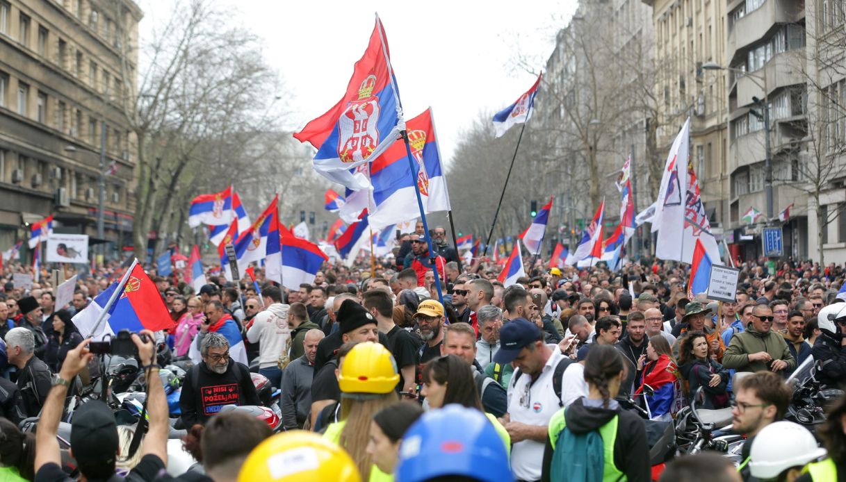 https://wips.plug.it/cips/notizie.virgilio.it/cms/2025/03/proteste-in-serbia-2.jpg